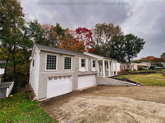 view of front of property featuring a front lawn and a garage