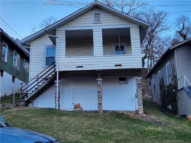 view of front facade featuring a front lawn