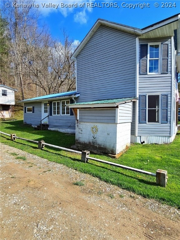 view of side of property featuring a yard