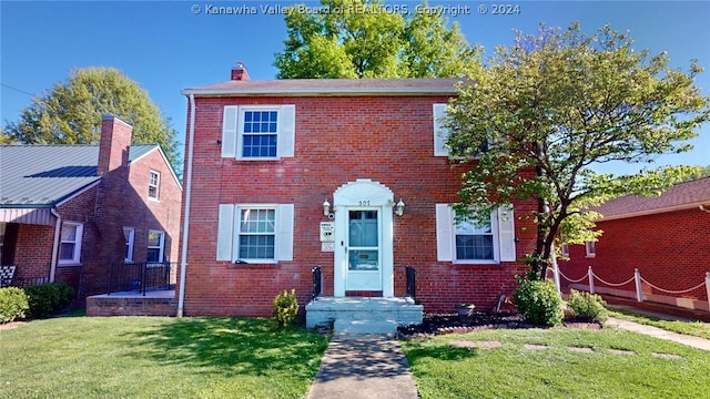 view of front facade with a front lawn