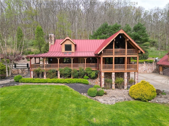 view of front of home featuring a front yard