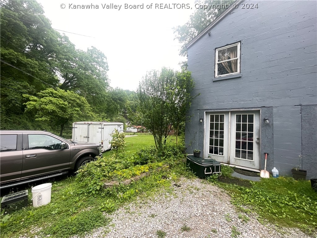 view of yard with an outdoor structure