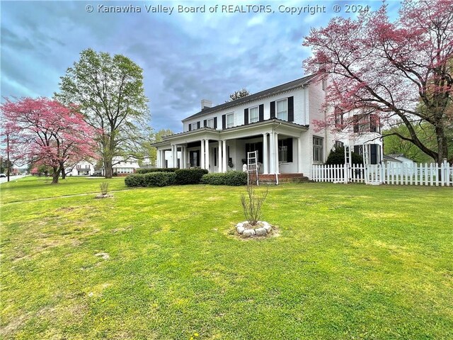 view of front of house featuring a front lawn