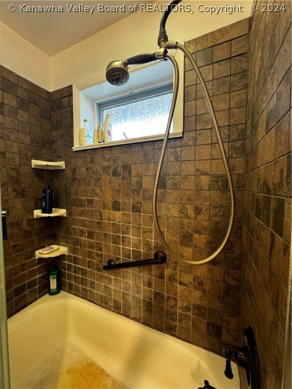 bathroom featuring tiled shower / bath combo