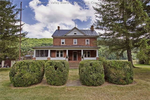 view of front of property featuring a front yard