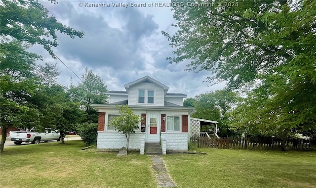 view of front of property with a front yard