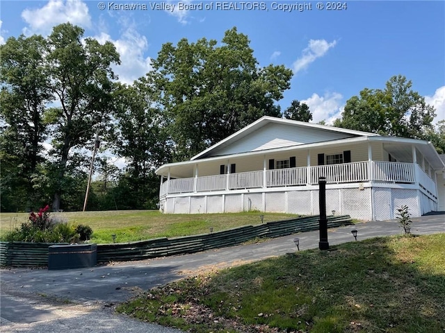 view of front of house with covered porch and a front yard