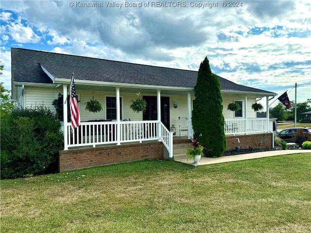 view of front of house with a front lawn and covered porch