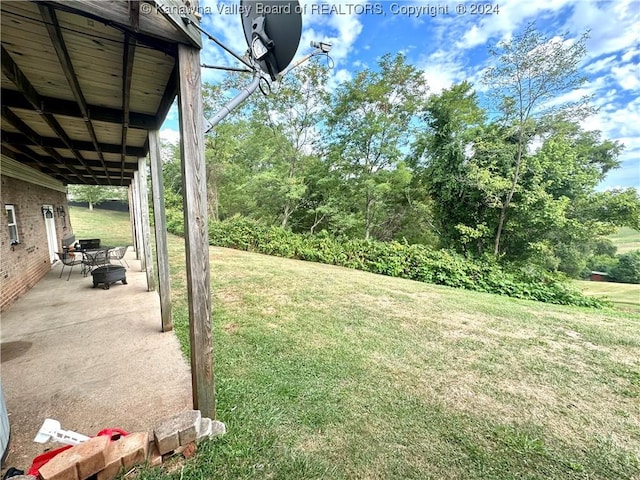 view of yard featuring a patio