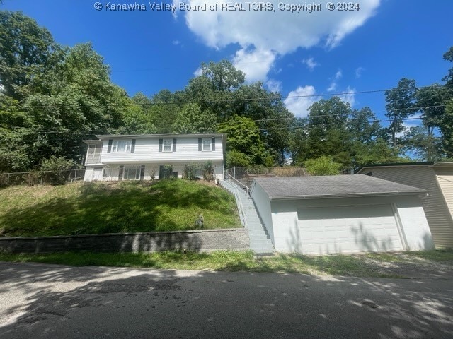 view of front of property featuring a garage