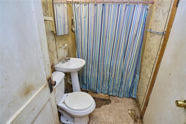 full bath with curtained shower, tile patterned flooring, and toilet