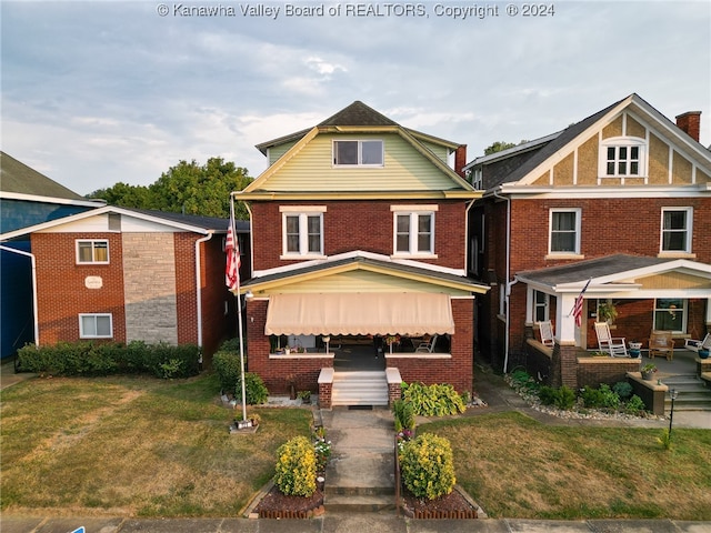 view of front of property featuring a front lawn