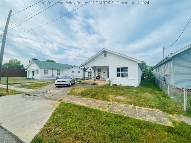 bungalow featuring a front yard