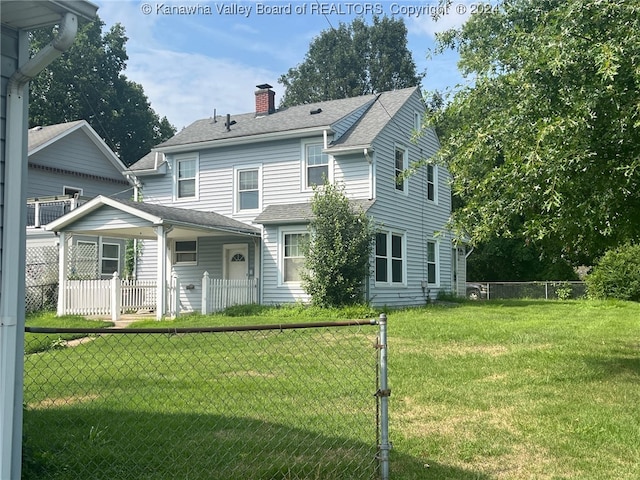 view of front of property with a front yard