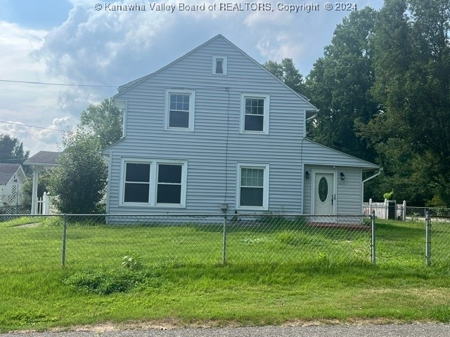 view of front of house featuring a front yard