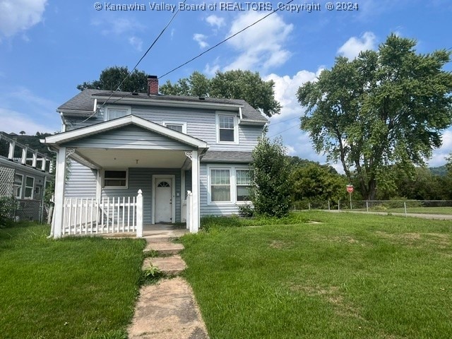 view of front facade with a front lawn