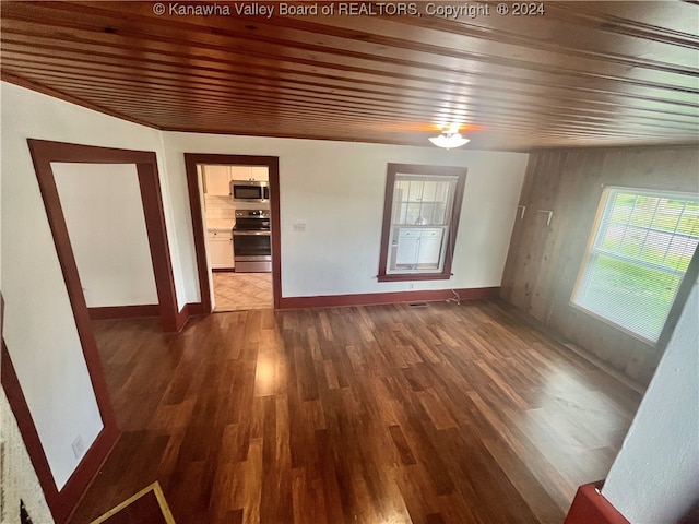 spare room with tile patterned flooring