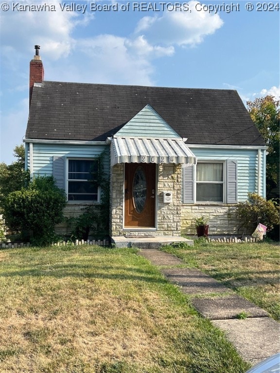 view of front of property with a front yard