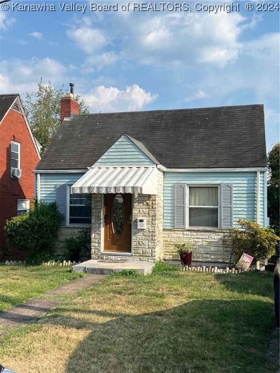 view of front of property with a front lawn