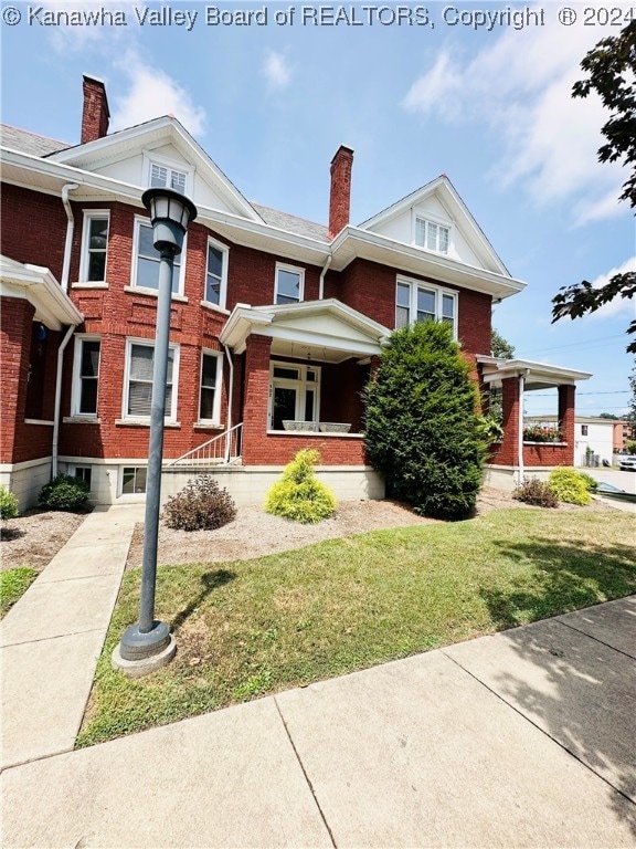 view of front of house featuring a porch and a front yard