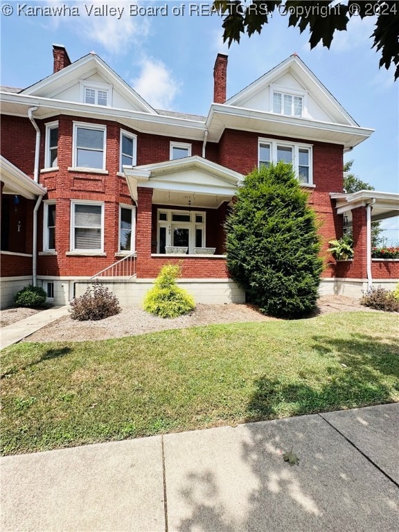 view of front facade featuring a front lawn