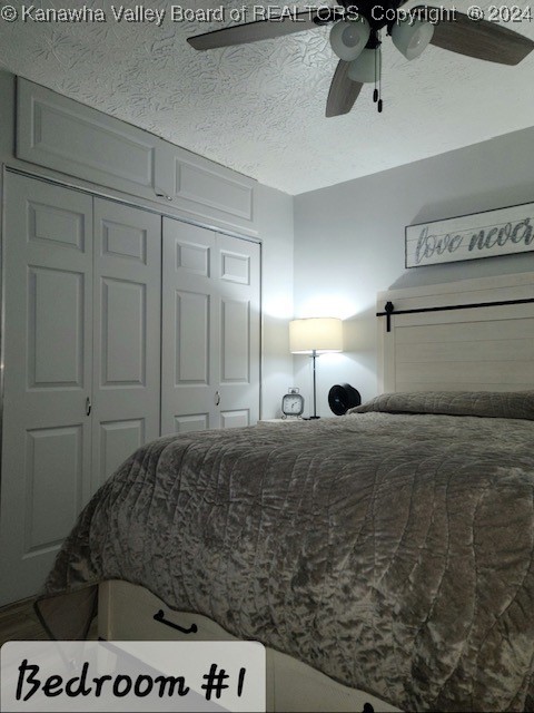 bedroom with ceiling fan, a textured ceiling, and a closet