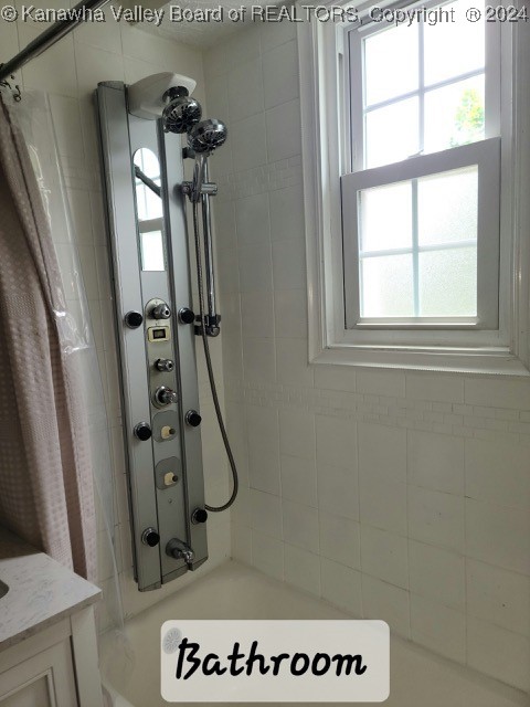 bathroom with shower / bath combo