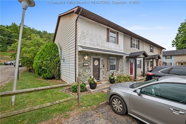 view of front of property with a front yard