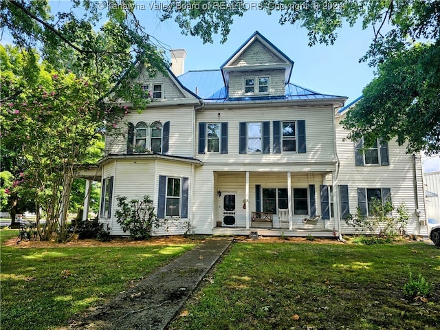 view of front of home featuring a front lawn