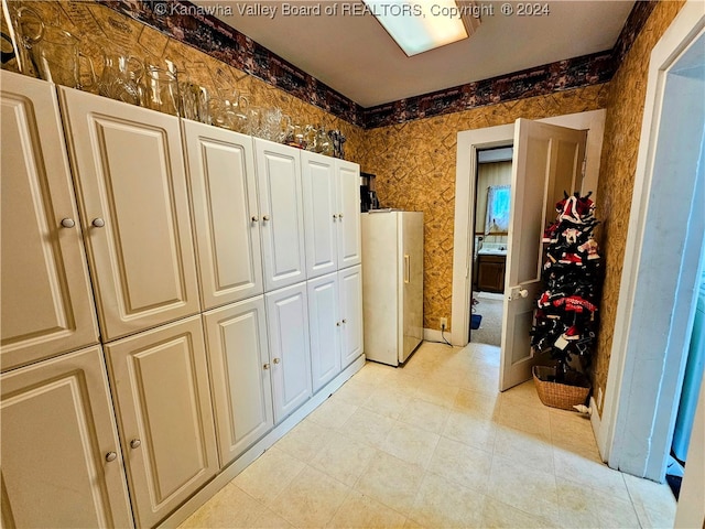 laundry room featuring light tile patterned floors