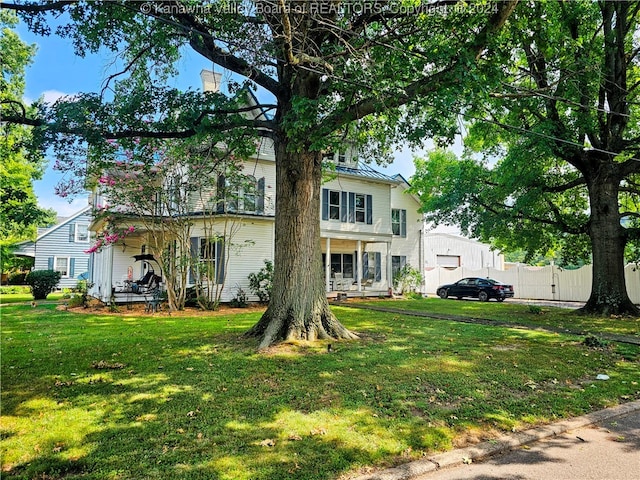 view of front of property featuring a front lawn