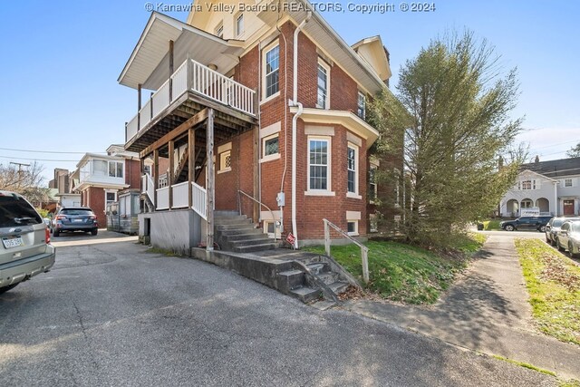 view of front of property with a balcony