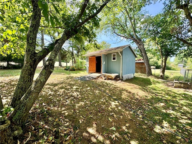 view of yard featuring an outdoor structure