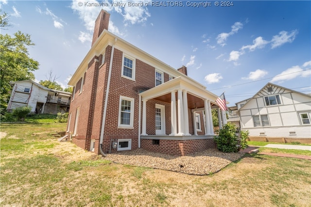 view of front facade featuring a front yard