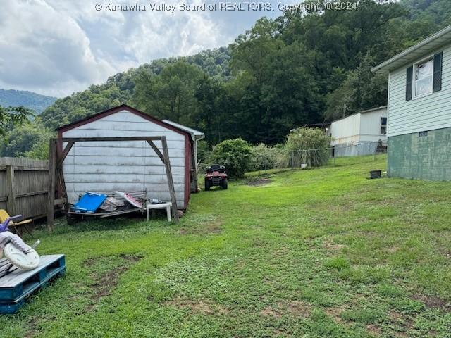 view of yard featuring a shed