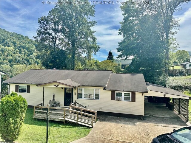 view of front of home with a carport and a front yard