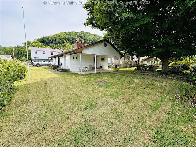 view of yard featuring a patio