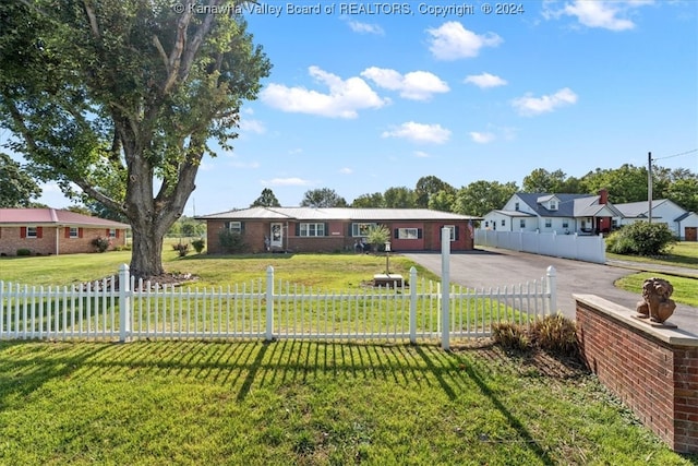 view of front of property with a front lawn