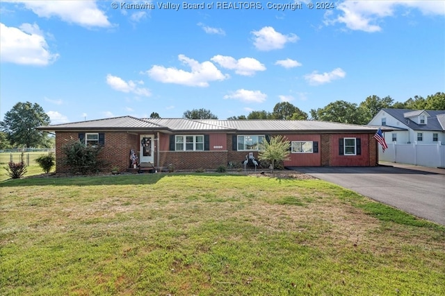 single story home with a front yard