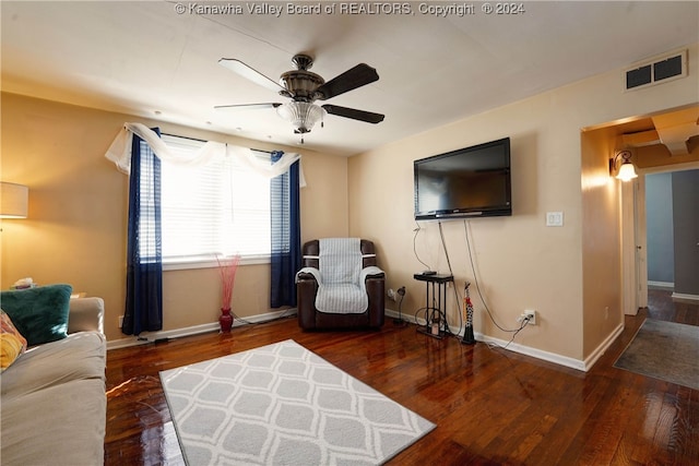 sitting room with dark wood-type flooring and ceiling fan