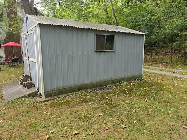 view of outdoor structure featuring a yard