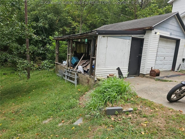 exterior space with an outdoor structure, a garage, and a yard