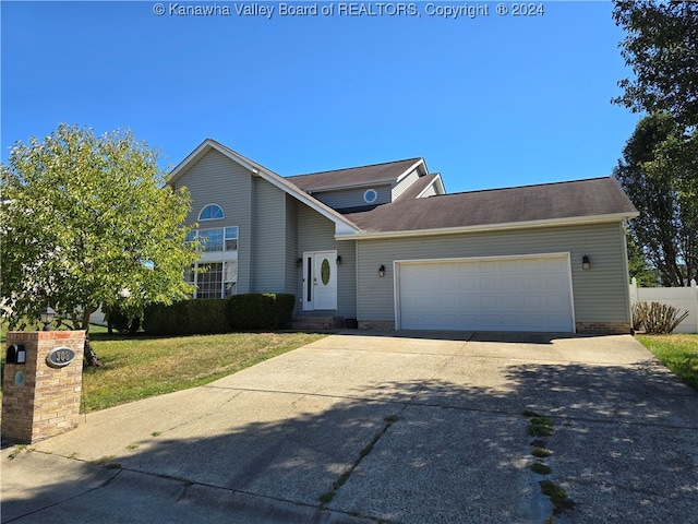 view of front facade featuring a garage and a front yard