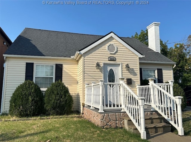 view of front of property featuring a front lawn