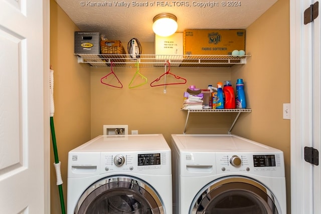 clothes washing area featuring a textured ceiling and independent washer and dryer