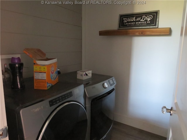 laundry room with washing machine and dryer