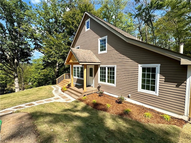 view of front of home with a front lawn