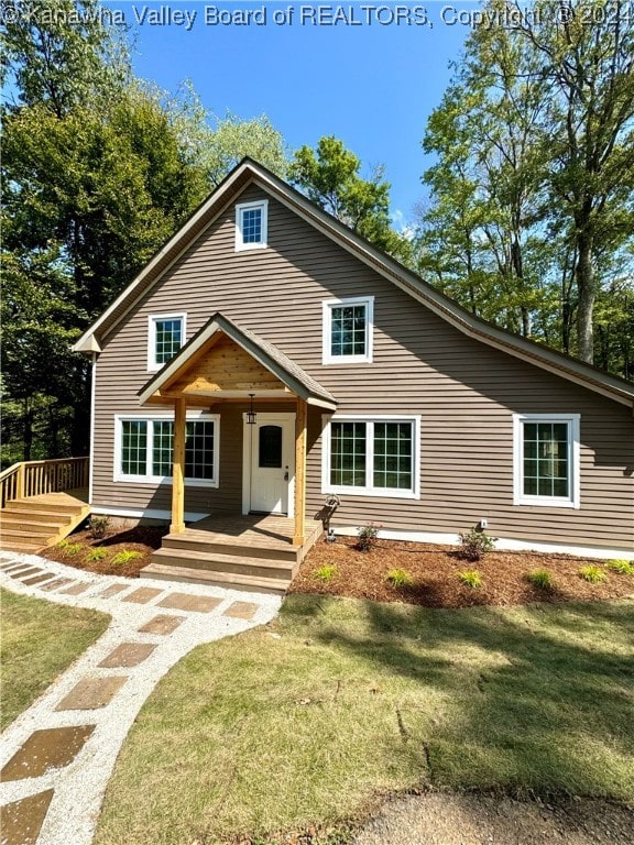 view of front facade featuring a front yard