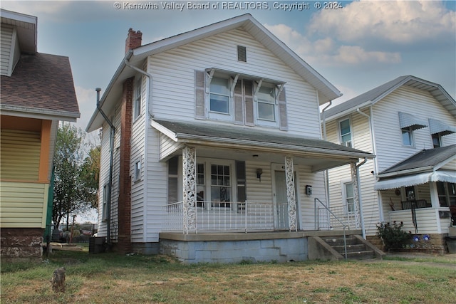 view of front facade featuring covered porch and a front yard