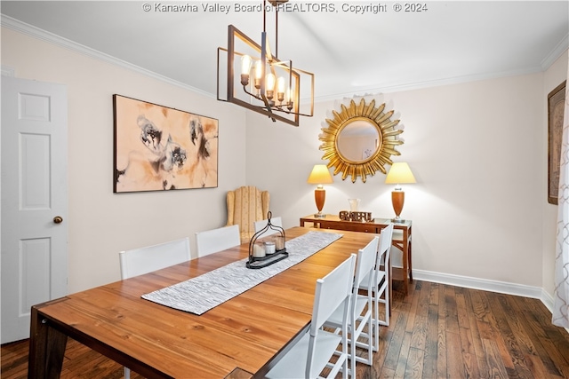 dining room featuring crown molding, dark hardwood / wood-style floors, and a notable chandelier